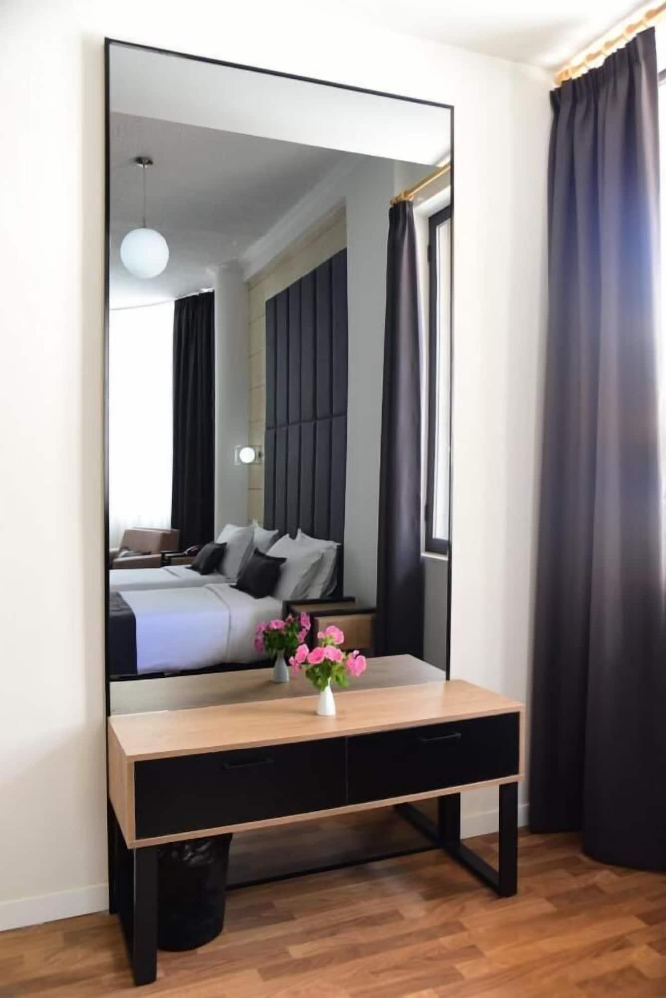 Hotel Comfort Тирана Екстериор снимка