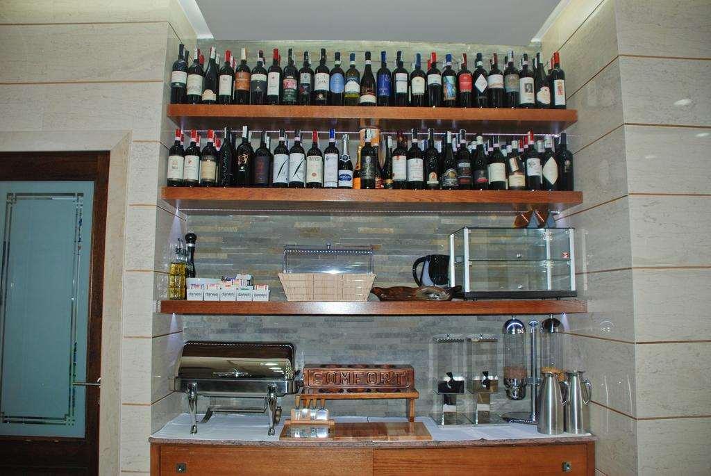 Hotel Comfort Тирана Ресторант снимка